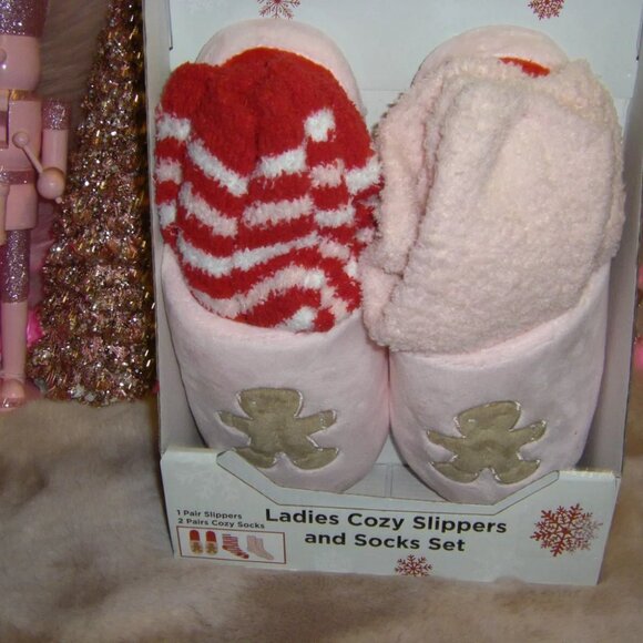 Pink Gingerbread Fuzzy Slippers & Socks *3 Piece Set* Women's Sizes Boxed - Picture 4 of 9